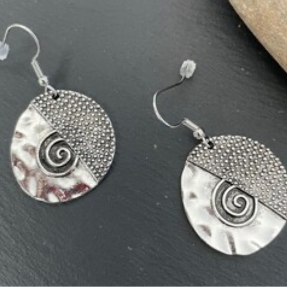 Stylish Silver Earrings for Any Occasion - Picture 2 of 2